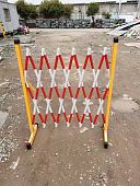 дорожное временное ограждение раздвижное передвижное мобильное "гармошка баян гитара" жёлтый забор на колесах парковочный фан барьер столбик